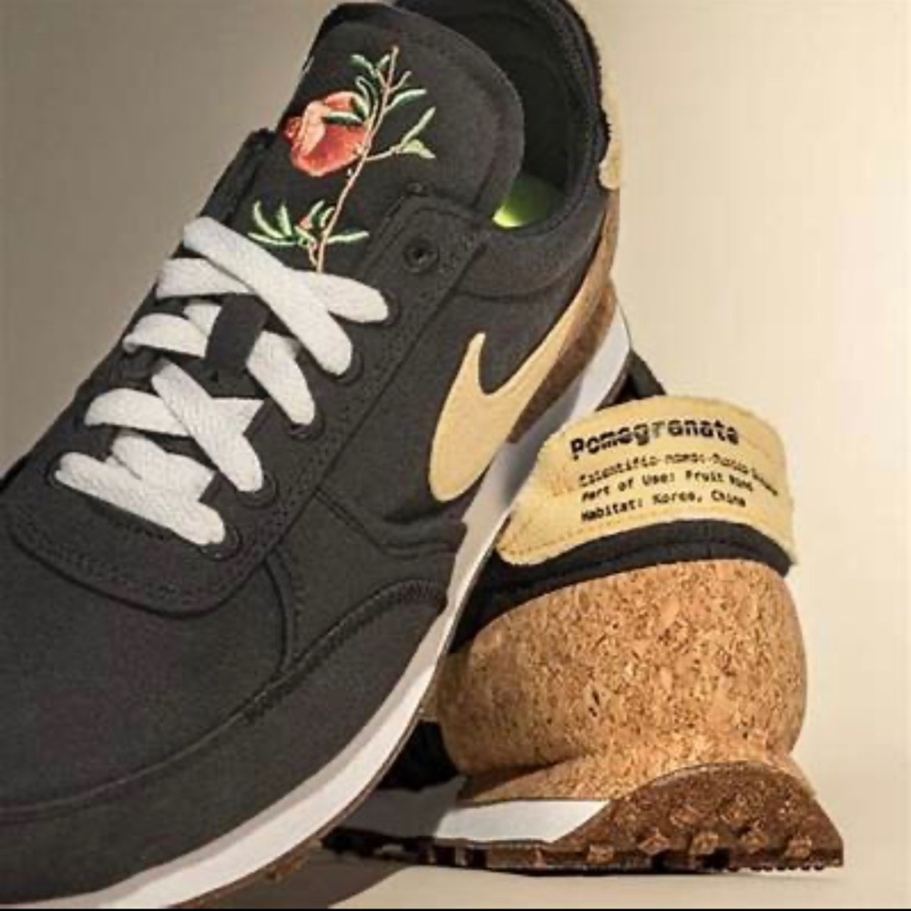 NIKE DBREAK-TYPE Black solar flare white volt